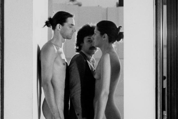 Marina Abramovic og kunstnerpartneren Ulay i Imponderabilia fra 1977, bliver re-performet på Louisiana til sommer af andre kunstnere.  
