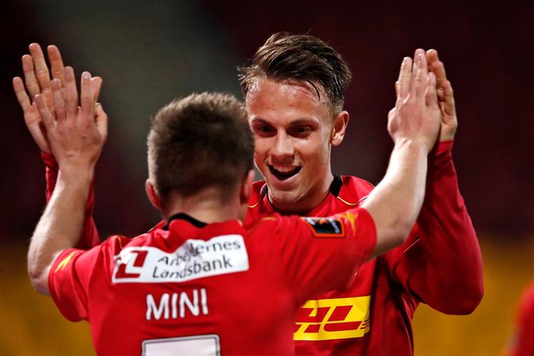 Marcus Ingvartsen (th.) og Mads 'Mini' Pedersen var målscorer og oplægger, da FC Nordsjælland kom foran 1-0. 