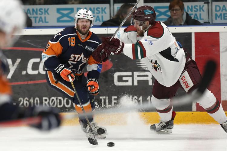 Amerikaneren Cameron Spiro (tv.) scorede begge målene, da Gentofte spillede sig i DM-finalen. 