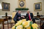 Statsminister Lars Løkke Rasmussen smilte stort, da han trykkede hånd med USA's præsident Donald Trump i Det Ovale Kontor.  