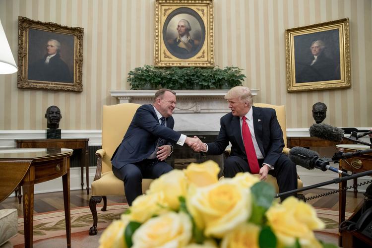 Statsminister Lars Løkke Rasmussen smilte stort, da han trykkede hånd med USA's præsident Donald Trump i Det Ovale Kontor.  