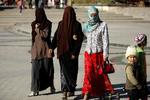 Muslimske kvinder nær Kashgar moskeen i Xinjiang-provinsen i det nordvestlige Kina. Fra i dag er det forbudt at dække sig bag slør og et langt fuldskæg, hvis man bor i Xinjiang-provinsen, har den kinesiske regering meddelt. 