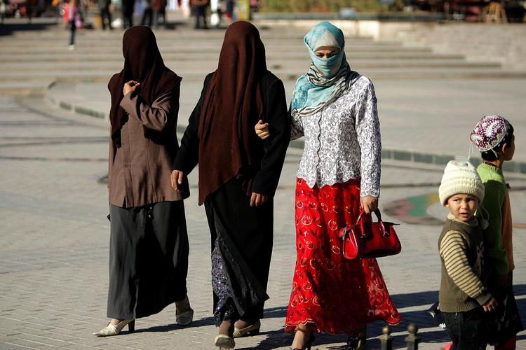 Muslimske kvinder nær Kashgar moskeen i Xinjiang-provinsen i det nordvestlige Kina. Fra i dag er det forbudt at dække sig bag slør og et langt fuldskæg, hvis man bor i Xinjiang-provinsen, har den kinesiske regering meddelt. 