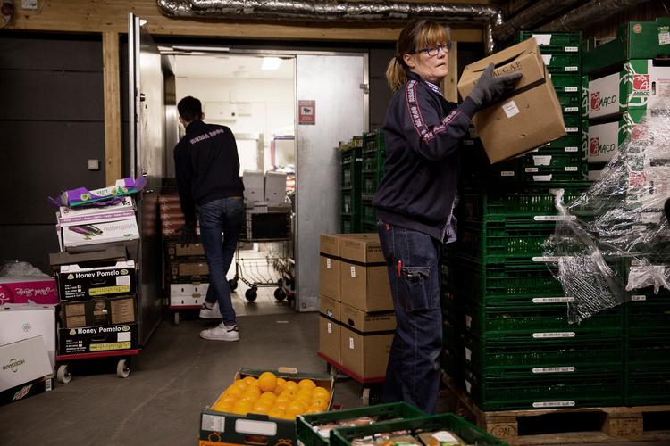 Frugt- og grøntleveringerne er forsinket denne morgen. Så Marianne Kørvel og hendes ansatte får travlt med at finde de friske varer frem og få dem ind på hylderne, inden kunderne står i butikken.  