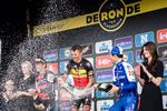 Trods 260 kilometers strabadser havde Philippe Gilbert flankeret af Greg Van Avermaet og Niki Terpstra overskud til at kaste sig ud i en sprudlende champagnedyst på podiet. 