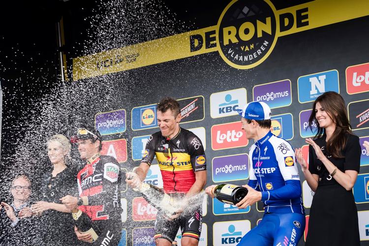 Trods 260 kilometers strabadser havde Philippe Gilbert flankeret af Greg Van Avermaet og Niki Terpstra overskud til at kaste sig ud i en sprudlende champagnedyst på podiet. 