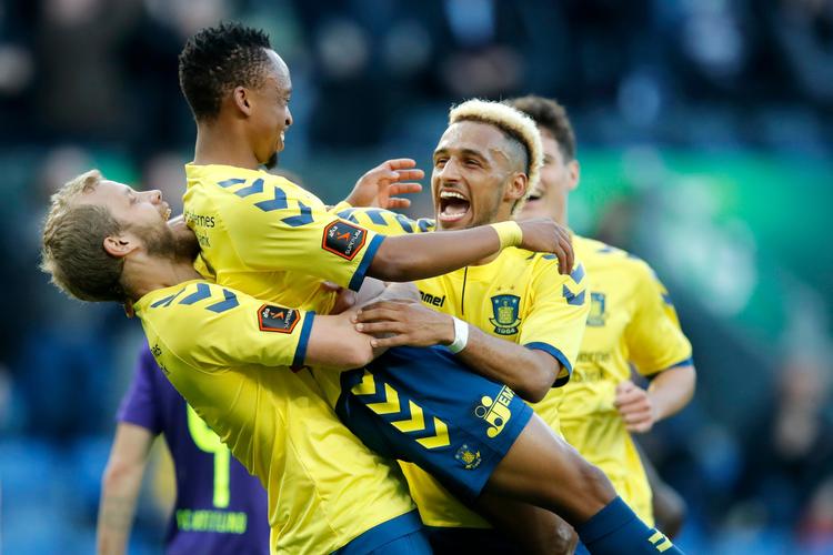 Teemu Pukki (tv) og Hany Mukhtar jubler sammen med Brøndbys 1-0-målscorer Lebogang Phiri på Brøndby Stadion 