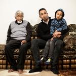 Her ses Abdullah sammen med sin far og nevø, fotograferet i faderens lejlighed i Gellerup.  