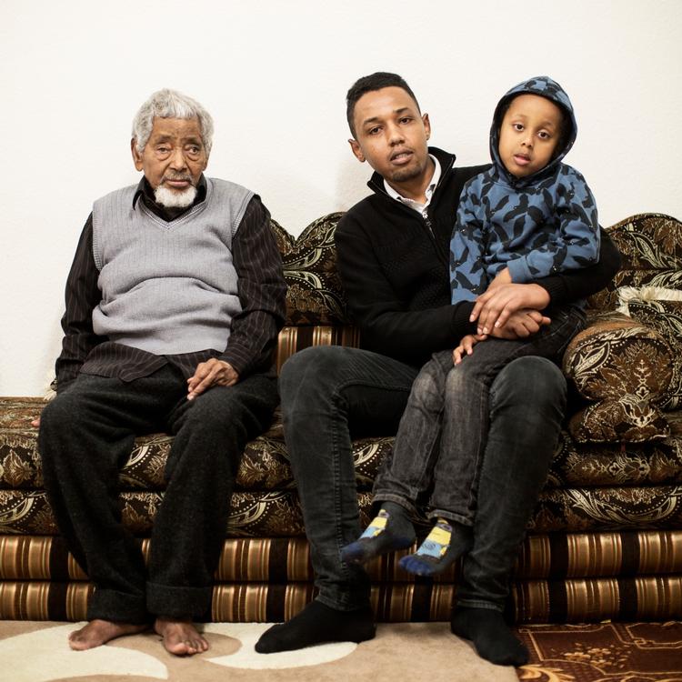 Her ses Abdullah sammen med sin far og nevø, fotograferet i faderens lejlighed i Gellerup.  