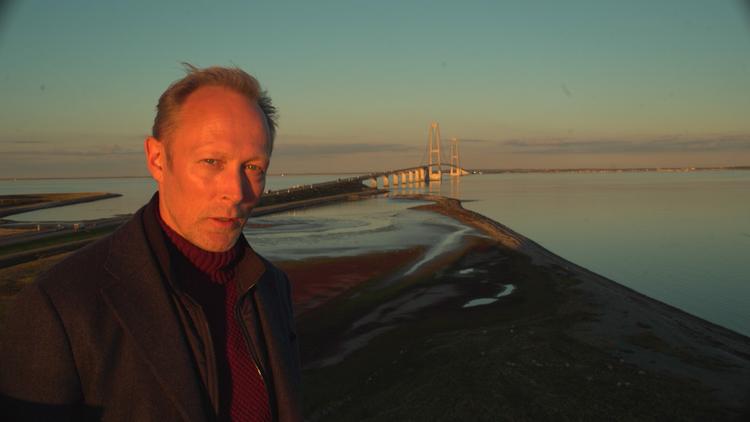 Skuespilleren Lars Mikkelsen er den gennemgående fortæller i serien om Danmark. Der er planlagt i alt 10 afsnit. 