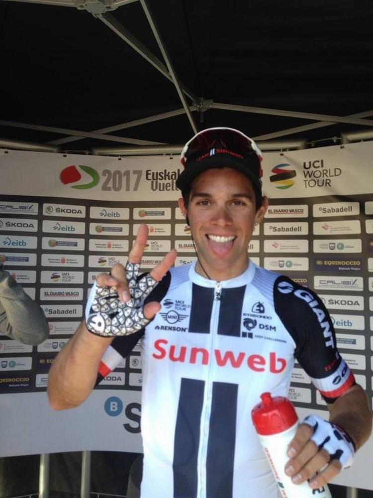 Michael Matthews efter sin første sejr i Sunweb-dresset. De tre fingre signalerer, at han både i 2014 og 2015 ligeledes vandt en etape i Baskerlandet Rundt. 