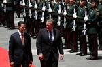 Mexicos præsident Enrique Pena Nieto langs den røde løber med statsminister Lars Løkke Rasmussen ved velkomstceremonien i anledningen Løkkes besøg i Mexico d. 3. april 2017.
Foto: AP 