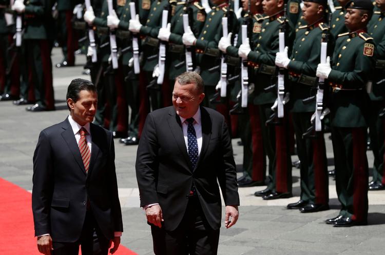 Mexicos præsident Enrique Pena Nieto langs den røde løber med statsminister Lars Løkke Rasmussen ved velkomstceremonien i anledningen Løkkes besøg i Mexico d. 3. april 2017.
Foto: AP 