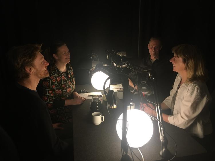 Kestlers Kaffeklub med journalisterne Kim Faber og Mette Guldagger på den ene side og David Watson fra Planmiljø samt vært Amalie Kestler. Hun har taget en aflagt blomstret jakke på i dagens anledning, hvor #stoptøjspil er emnet.  