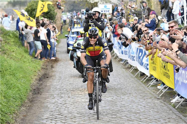Philippe Gilbert undervejs i sit forrygende soloridt i Flandern Rundt - nu holder han en lille pause. Foto: TDWsport. 