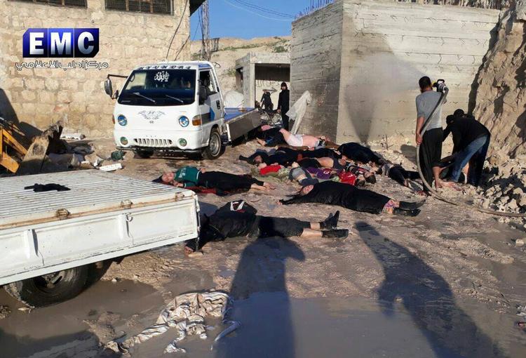 Giftgas. Edlib Media Center (EMC), der støtter oppositionen imod Syriens præsident Assad, har offentliggjort en række foto, der angiveligt viser ofre for et giftgasangreb i Idlib-provinsen i det nordlige Syrien. Sammen med vidnesbyrd fra flere sider får foto som disse Frankrig til at kræve FN's Sikkerhedsråd hasteindkaldt. Assad-styret afviser anklagerne. Foto: EMC via AP. 