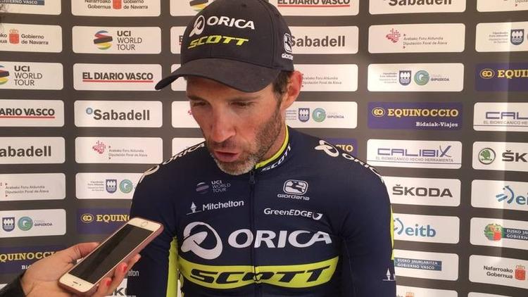 Schweizeren Michael Albasini ser eftertænksom ud, mens han bliver interviewet oven på sejren i massespurten. 