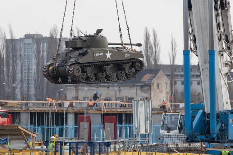 En tank fra 2. Verdenskrig bliver anbragt på museet i Gdansk, mens det stadig er ved at blive bygget.  