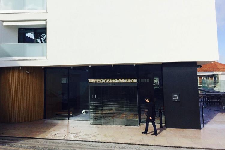 Hotel Memmo Príncipe Real ligger på en skråning med udsigt over centrum.  
