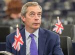 Mange EU-skeptiske medlemmer af Europaparlamentet har placeret små flag foran deres pladser i plenarsalen. Også Nigel Farage.  