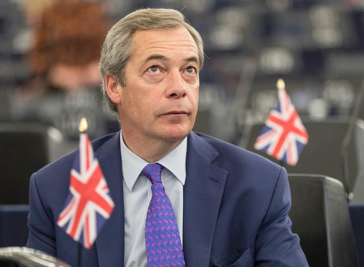 Mange EU-skeptiske medlemmer af Europaparlamentet har placeret små flag foran deres pladser i plenarsalen. Også Nigel Farage.  