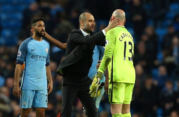 Manchester City-manager Pep Guardiola taler meget til sine spillere, men i følge Gaël Clichy (tv.) vil det tage noget tid, før spanierens ideer er indarbejdet på holdet.  