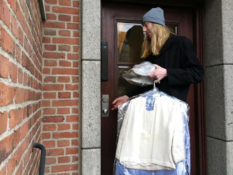 Kasper Traulsen er chauffør hos Washa.com, der henter folks beskidte vasketøj ved døren, renser, vasker og ruller det og leverer det tilbage igen til adressen. 