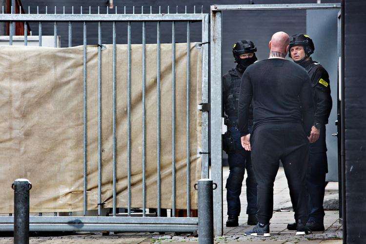 Der var massivt opbud af svært bevæbnede betjente med skudsikre veste, da Københavns Politi i går ransagede Hells Angels klubhus på Amager. Et højtstående medlem af rockergruppen er blandt de 15 anholdte.  