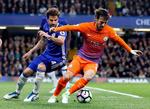 En spansk midtbaneduel mellem landsholdskollegerne Cesc Fàbregas (tv.) og David Silva på Stamford Bridge onsdag aften. 