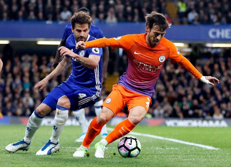 En spansk midtbaneduel mellem landsholdskollegerne Cesc Fàbregas (tv.) og David Silva på Stamford Bridge onsdag aften. 