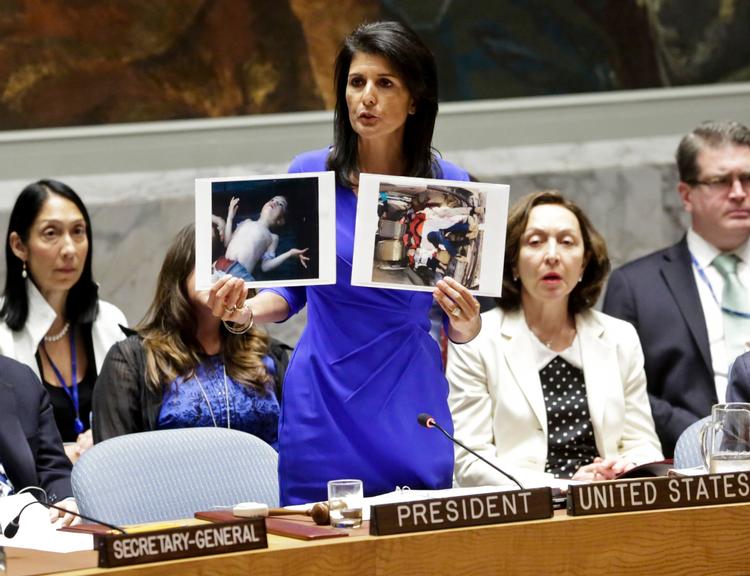 Nikki Haley, USA's FN-ambassadør, viser billeder af de syriske ofre for kemiske angreb i Sikkerhedsrådet. 