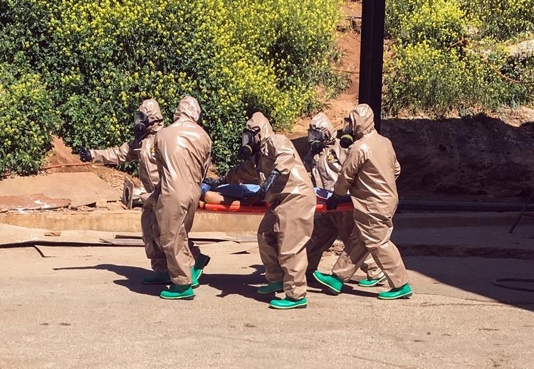 Tyrkiske eksperter bærer et offer fra giftangrebet til et lokalt hospital. 