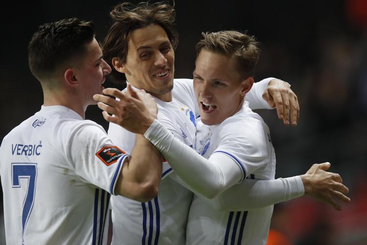 Ludwig Augustinsson (th.) får varme vinderkram af sine holdkammerater. Han scorede et fremragende sejrsmål. 