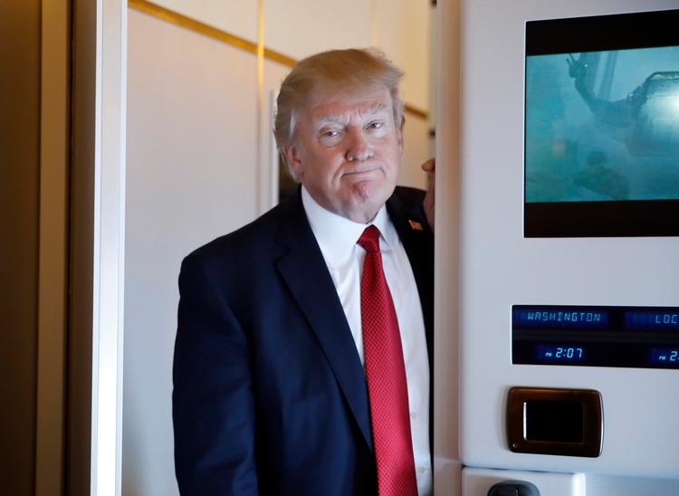 »Jeg synes, at det, Assad gjorde, er forfærdeligt«, siger Trump til de journalister, der torsdag rejste med ham om bord på flyet Air Force One mod Florida. 