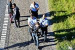 Her anholder politiet Politikens fotograf Martin Lehmann, mens flygtninge vandrer på de danske motorveje i 2015. Ernst Van Norde/POLFOTO