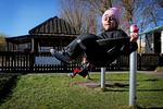 På Grostedet i Tingbjerg begynder 
de fleste børn først i institutionen, når de er fyldt tre år - og det skaber problemer for læringen, fordi børnene ofte kommer fra udsatte familier, der ikke har formået lære børnene af danne relationer og at tale med andre. 