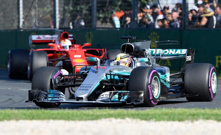 Her er Lewis Hamilton i front med Sebastian Vettel i baghjulet. Og det er tætte dueller mellem de bedste kørere, tilskuerne vil se.  