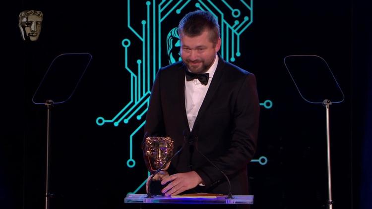 Playdeads direktør Arnt Jensen ses her med en af BAFTA-priserne i aftes.  