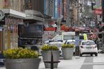  Mindst fire er dræbt og omkring 15 såret efter at en lastbil pløjede ind i en menneskemængde i Stockholms centrum. Foto: AP 
