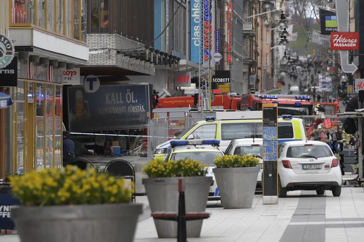  Mindst fire er dræbt og omkring 15 såret efter at en lastbil pløjede ind i en menneskemængde i Stockholms centrum. Foto: AP 
