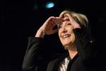 Marine Le Pen skuer efter chancen for at gå videre til anden og afgørende runde i det franske præsidentvalg. Hvis det skal lykkes, må hun undgå for meget sammenligning med faderen Jean-Marie Le Pens antisemitiske udtalelser fra tidligere tider. Her ses Marine Le Pen til valgmøde i landsbyen Monswiller i Alsace i onsdags.  