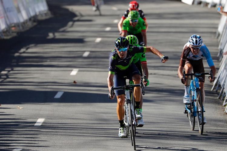 Alejandro Valverde vinder sikkert spurten på kongeetapen i Baskerlandet Rundt foran Romain Bardet og Rigoberto Uran. Foto: Gomez Sport. 
