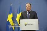 »Vi støtter myndighederne i deres arbejde. Politiet efterforsker det her som en formodet terrorhandling. Hvis det er terror, så er målet at underminere vores demokrati«, siger statsminister Stefan Löfven. 