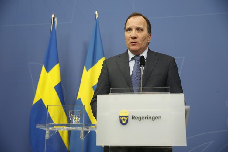 »Vi støtter myndighederne i deres arbejde. Politiet efterforsker det her som en formodet terrorhandling. Hvis det er terror, så er målet at underminere vores demokrati«, siger statsminister Stefan Löfven. 