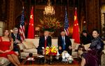 Væk var alle Donald Trumps tidligere ukvemsord om Kina, da han torsdag og fredag havde besøg af den kinesiske præsident, Xi Jinping, på sit ressort i Florida. 
