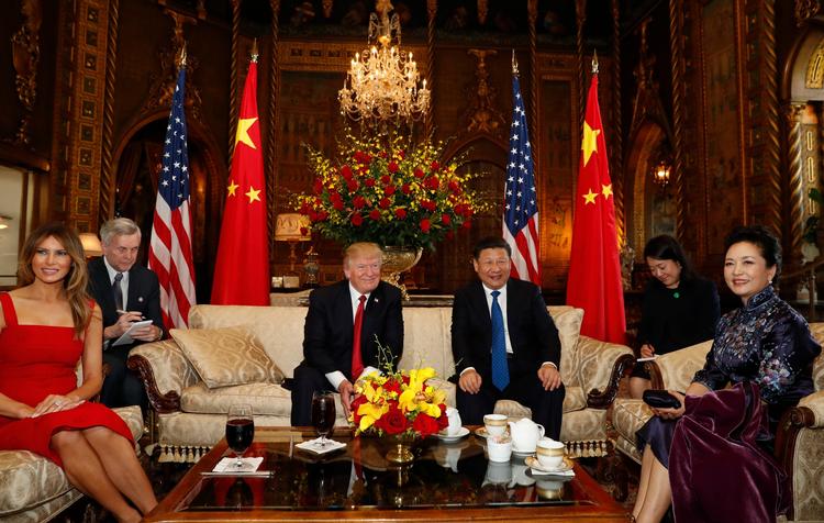 Væk var alle Donald Trumps tidligere ukvemsord om Kina, da han torsdag og fredag havde besøg af den kinesiske præsident, Xi Jinping, på sit ressort i Florida. 