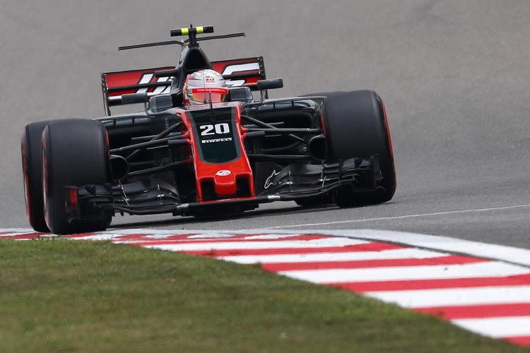 Kevin Magnussen kører i en Haas-racer med nummer 20. 