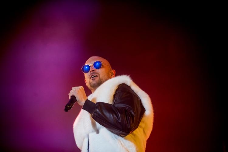 Machomanden Orgi-E trådte ind på scenen i en kort, hvid pels-jakke.  