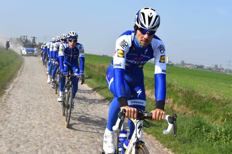 Tom Boonen fører an under Quick-Step Floors træning på dagens Paris-Roubaix-rute. Foto: TDWsport.com 