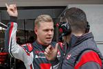 En fin position til at komme i pointene, siger Kevin Magnussen (tv.) om at starte som nummer 12 i grandprixet i Shanghai. 